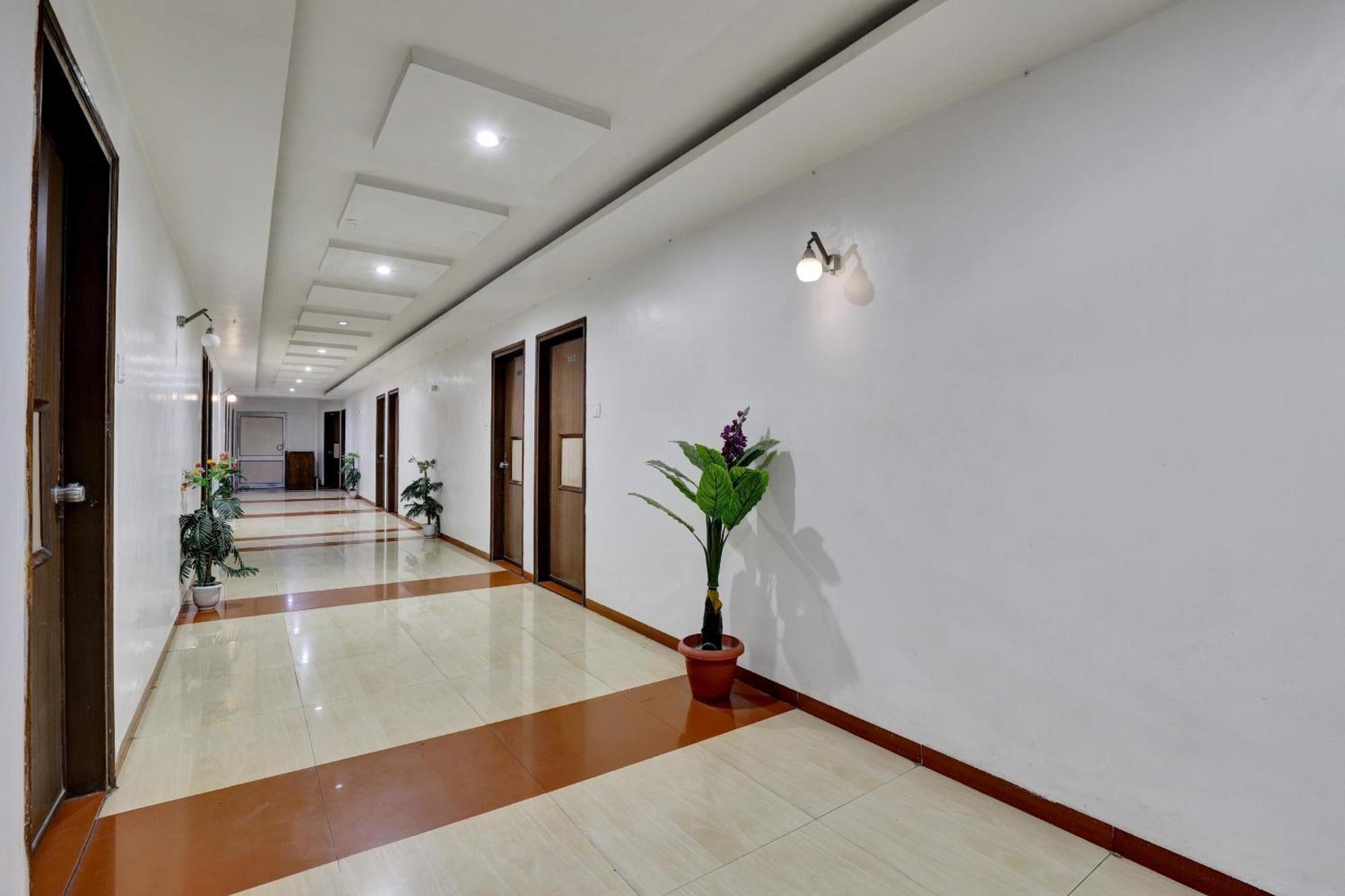 Collection O 82926 Hotel Royal Plaza Ahmedabad Exterior photo