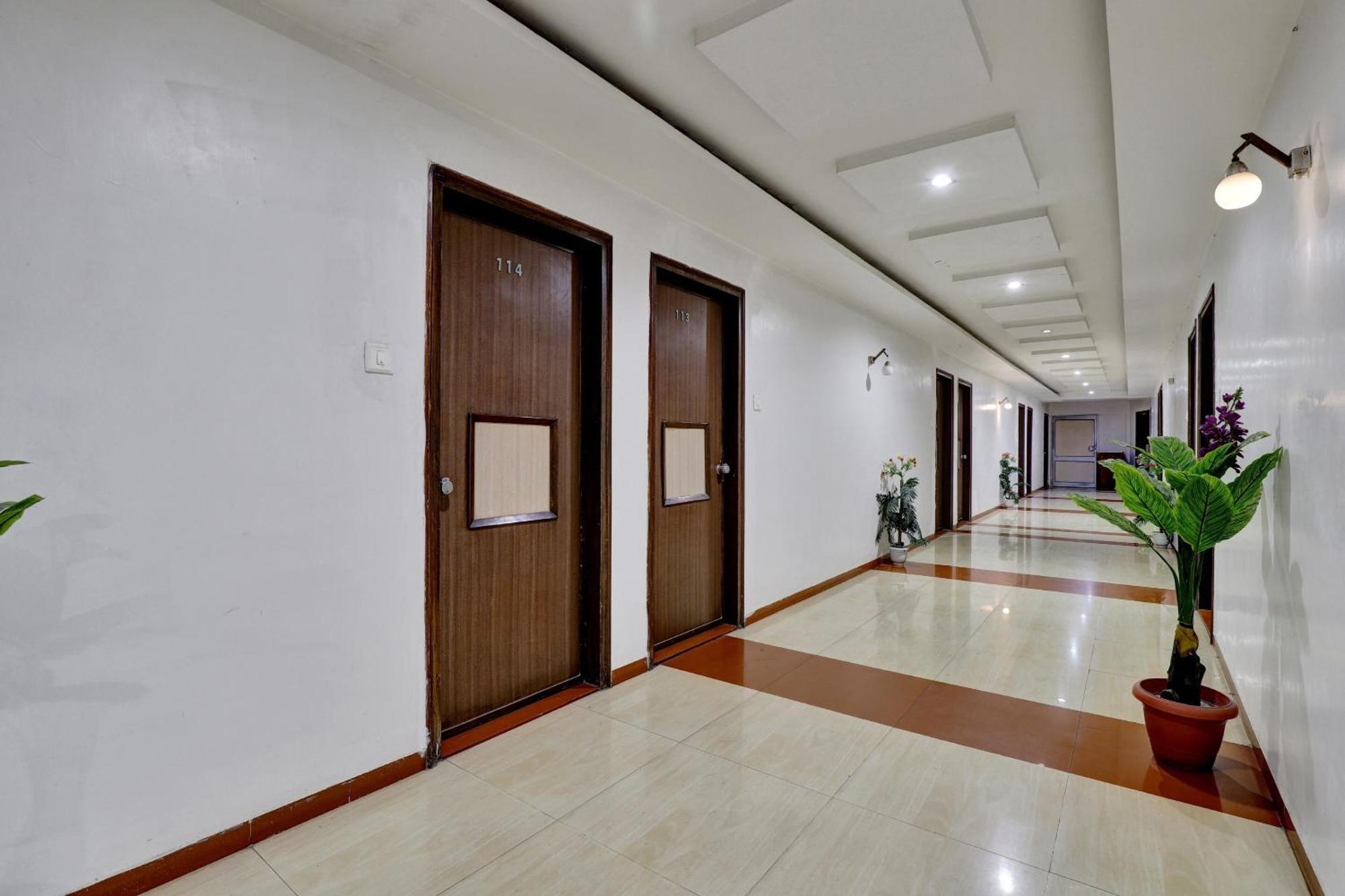 Collection O 82926 Hotel Royal Plaza Ahmedabad Exterior photo