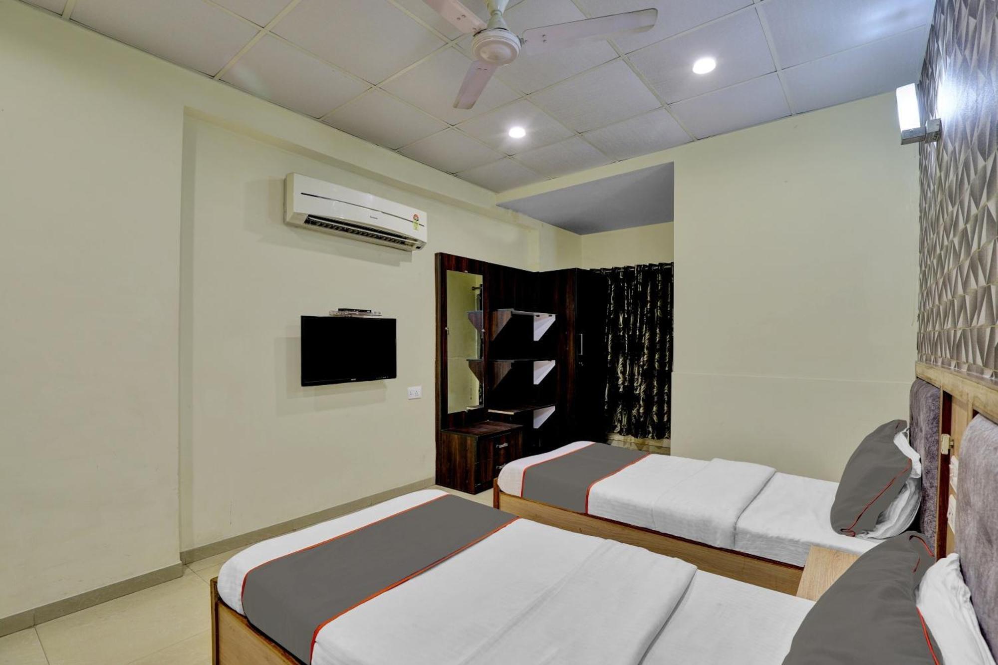 Collection O 82926 Hotel Royal Plaza Ahmedabad Exterior photo