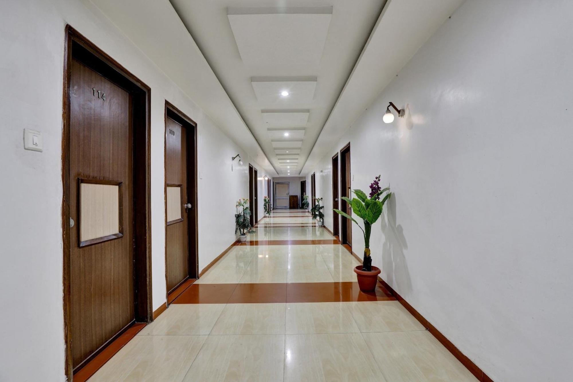 Collection O 82926 Hotel Royal Plaza Ahmedabad Exterior photo