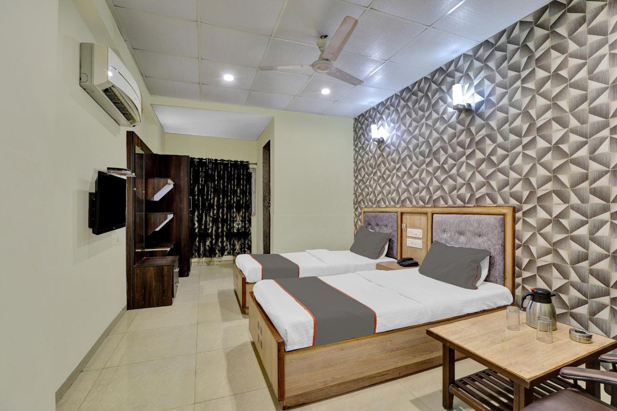 Collection O 82926 Hotel Royal Plaza Ahmedabad Exterior photo